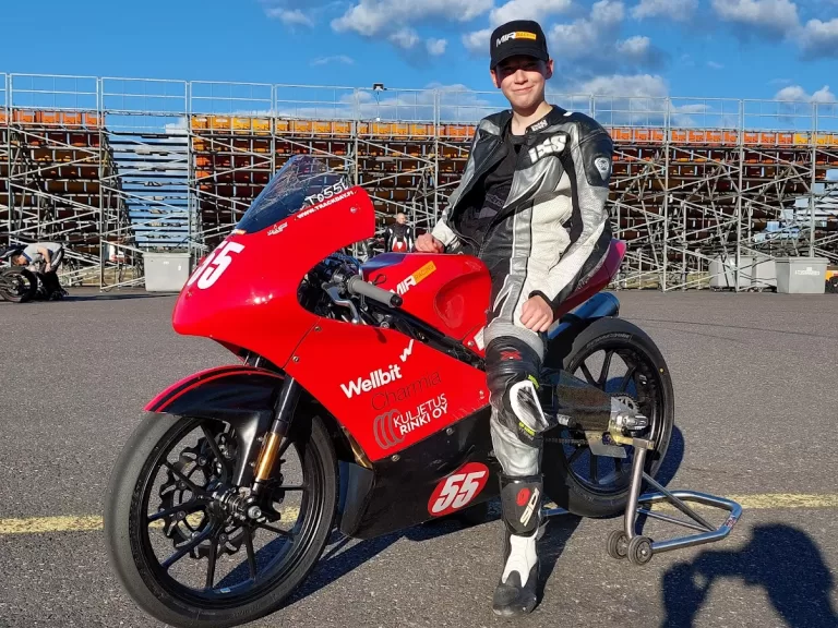 Moto 5 varikolla.