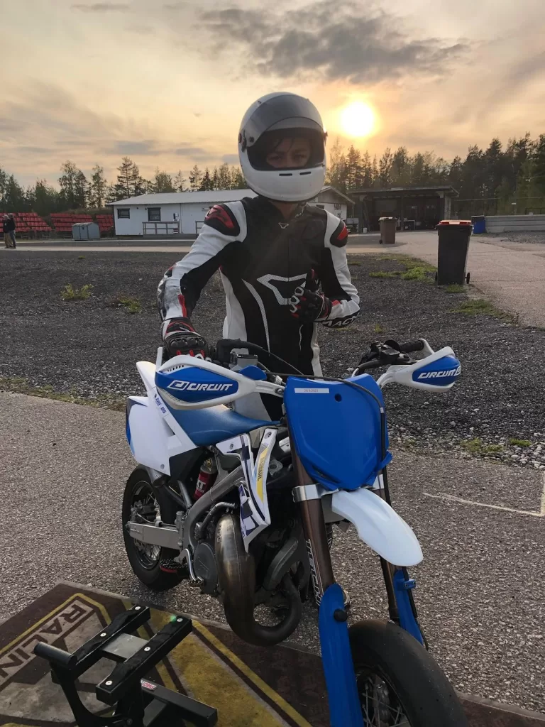 Supermoto varikolla.