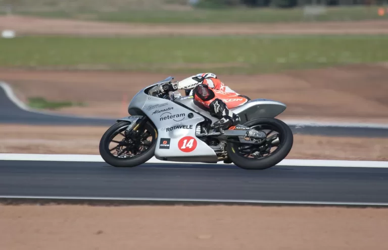 Moto 5 vauhdissa Alastaron moottoriradalla.