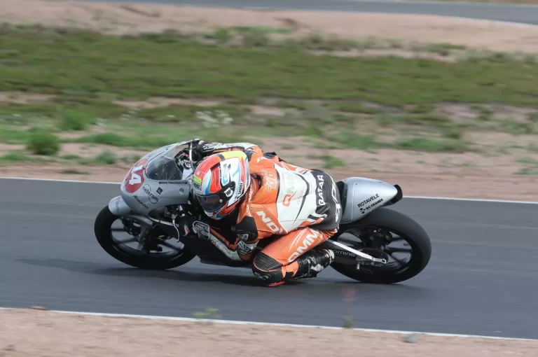 Moto 5 vauhdissa Alastaron moottoriradalla.