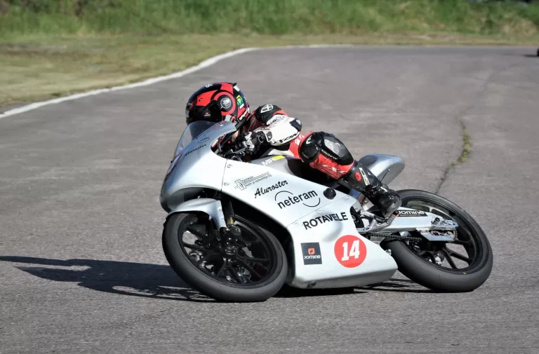 Moto 5 vauhdissa Hyvinkään kartingradalla.