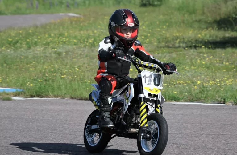 Peetu aloittelee ajajan uraansa Hyvinkään karting radalla.